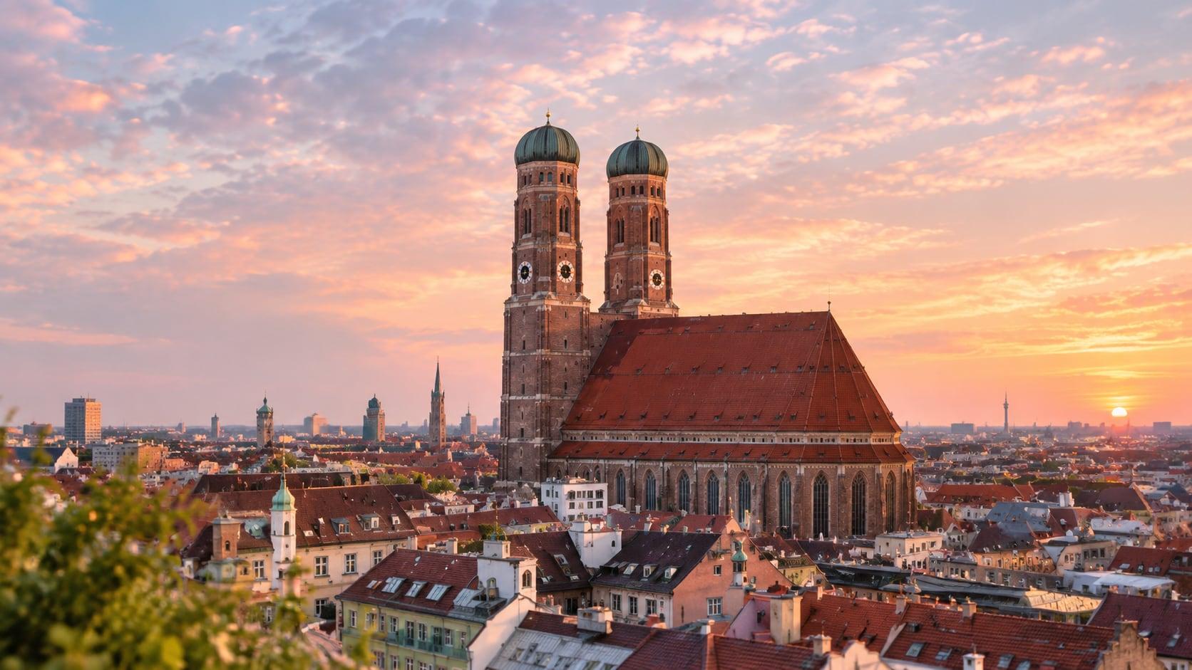 Die Frauenkirche über den Dächern der Münchner Altstadt bei Sonnenuntergang